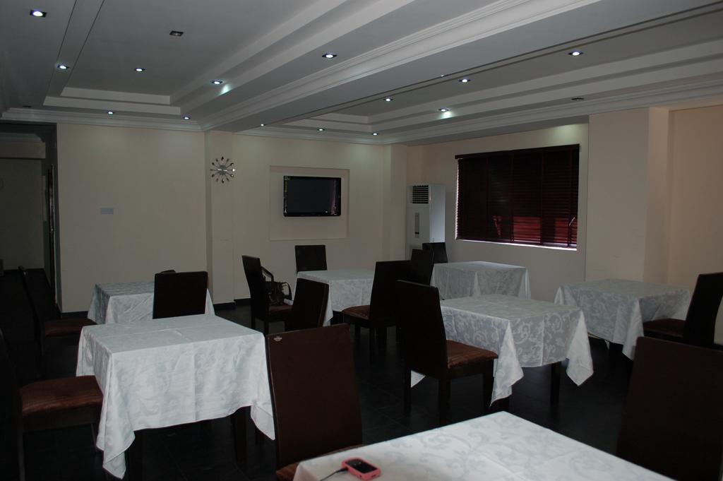Knightsbridge Hotel Ikeja Buitenkant foto
