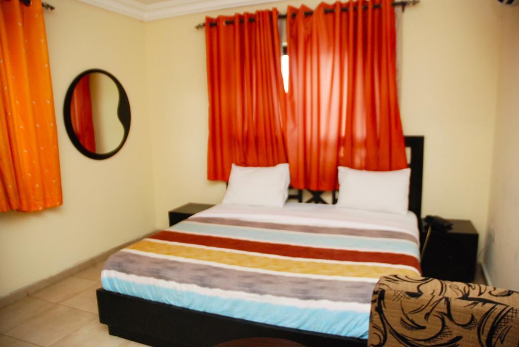 Knightsbridge Hotel Ikeja Buitenkant foto
