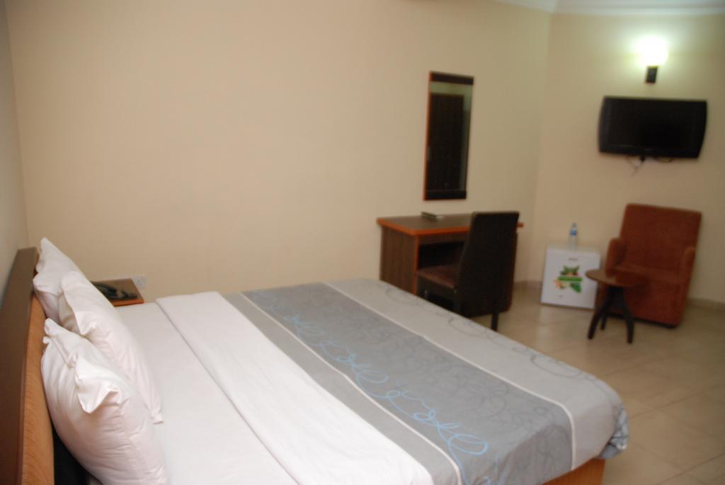 Knightsbridge Hotel Ikeja Buitenkant foto