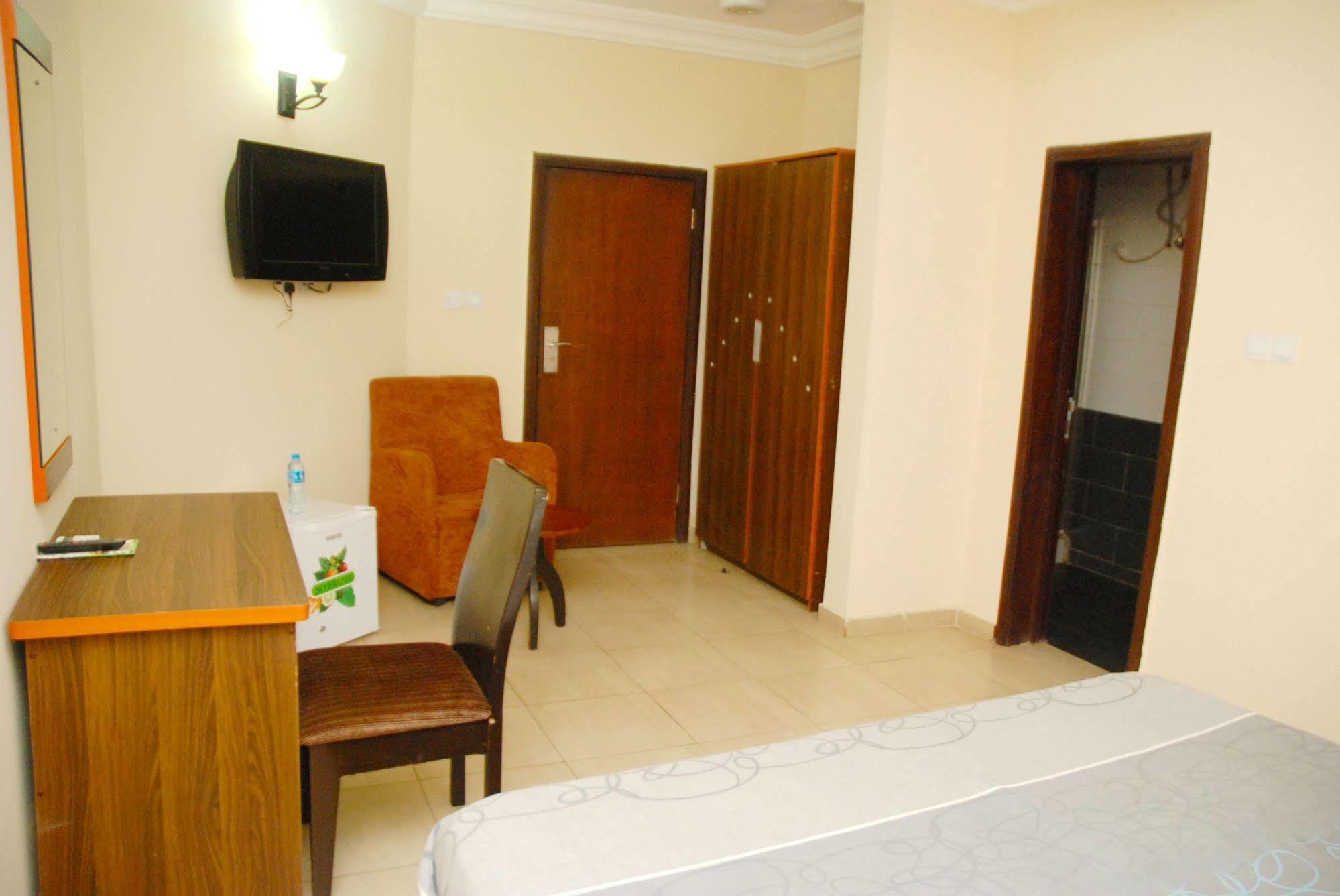 Knightsbridge Hotel Ikeja Buitenkant foto