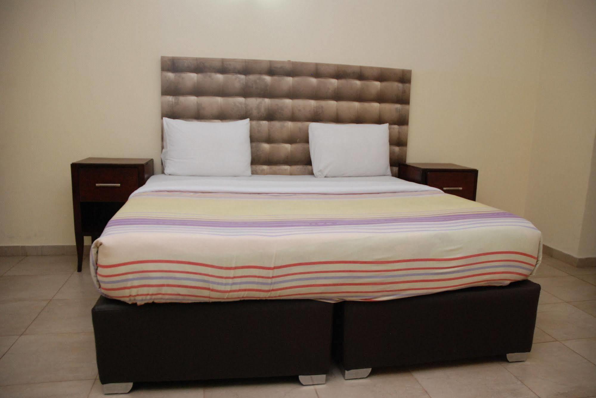 Knightsbridge Hotel Ikeja Buitenkant foto