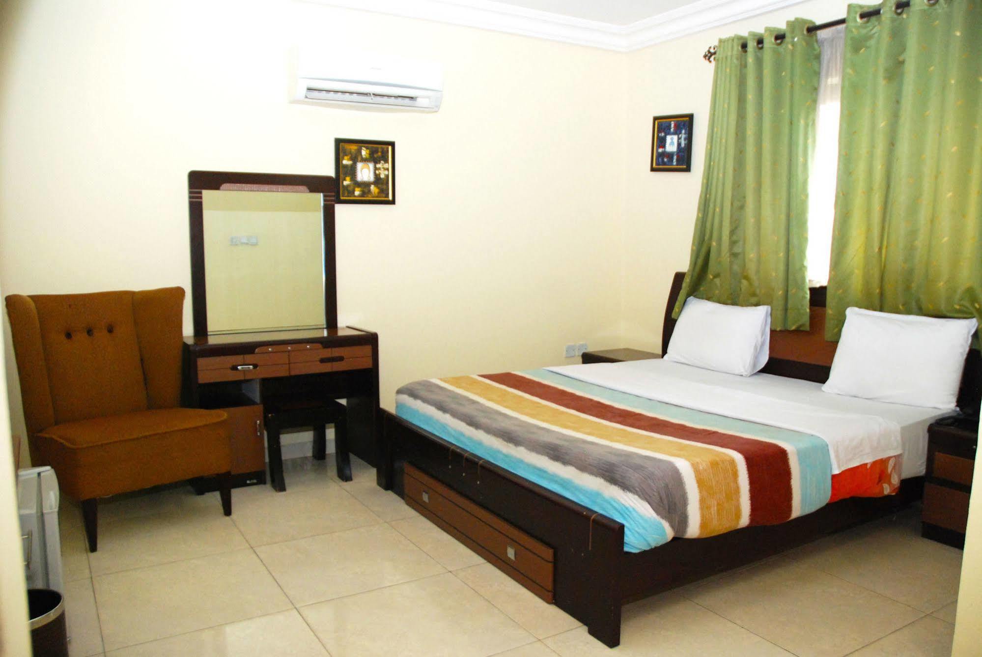 Knightsbridge Hotel Ikeja Buitenkant foto