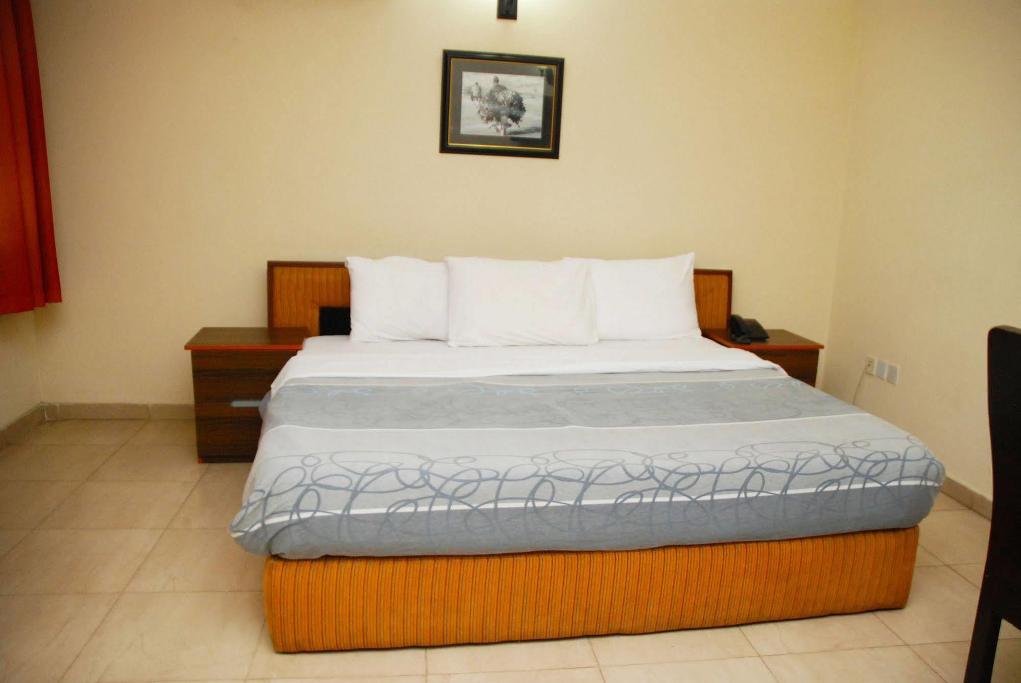 Knightsbridge Hotel Ikeja Buitenkant foto