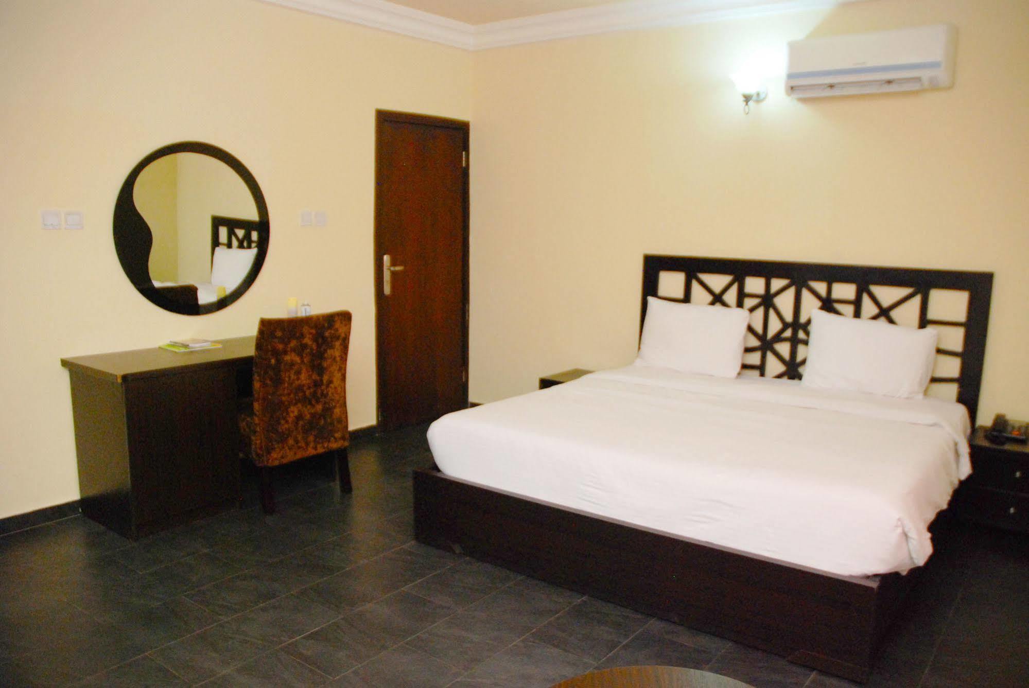 Knightsbridge Hotel Ikeja Buitenkant foto