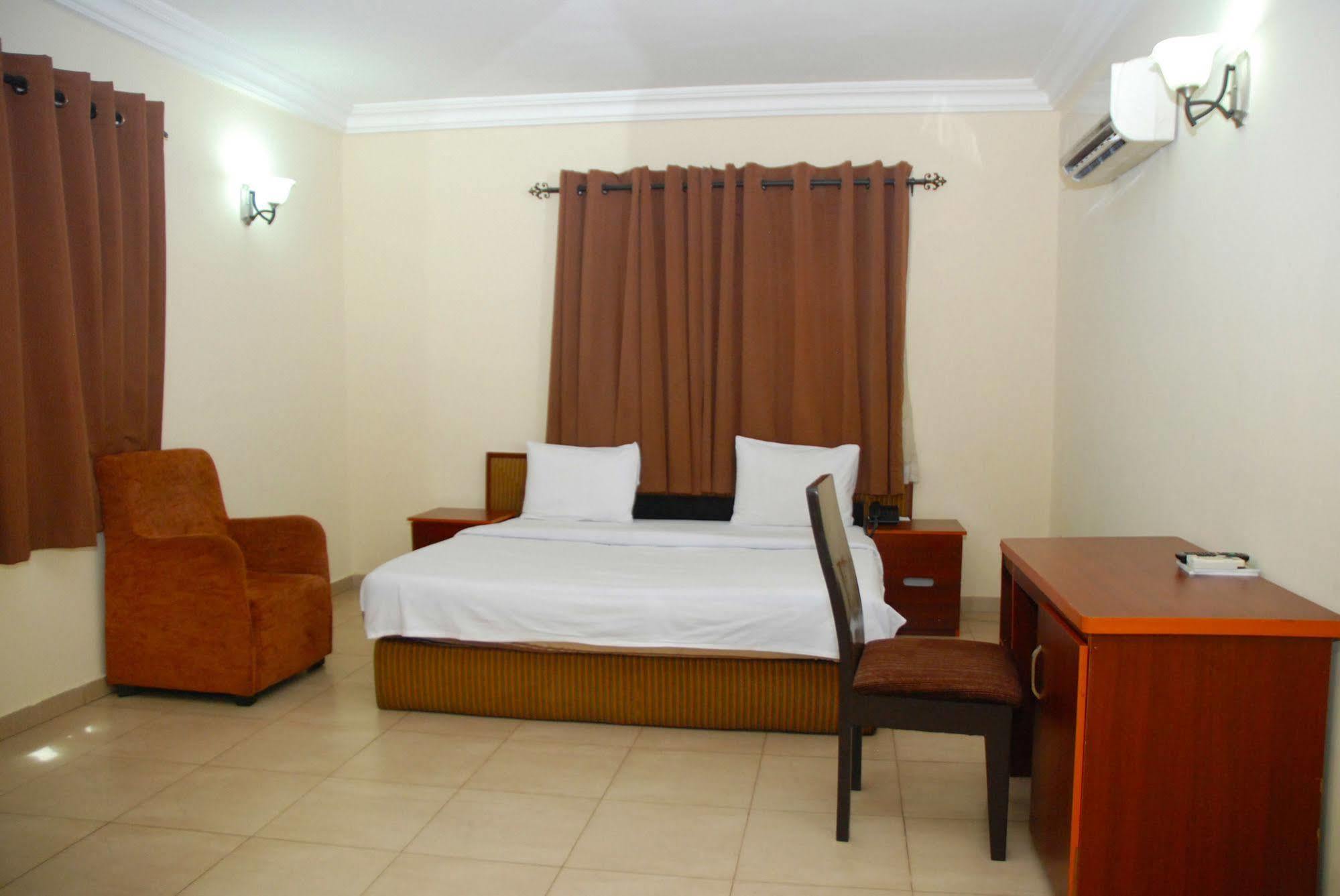 Knightsbridge Hotel Ikeja Buitenkant foto
