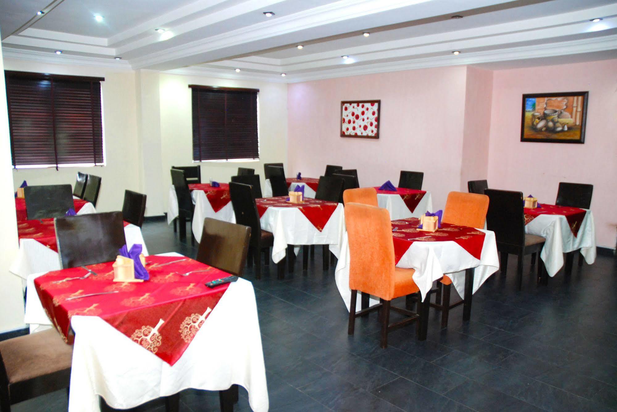 Knightsbridge Hotel Ikeja Buitenkant foto